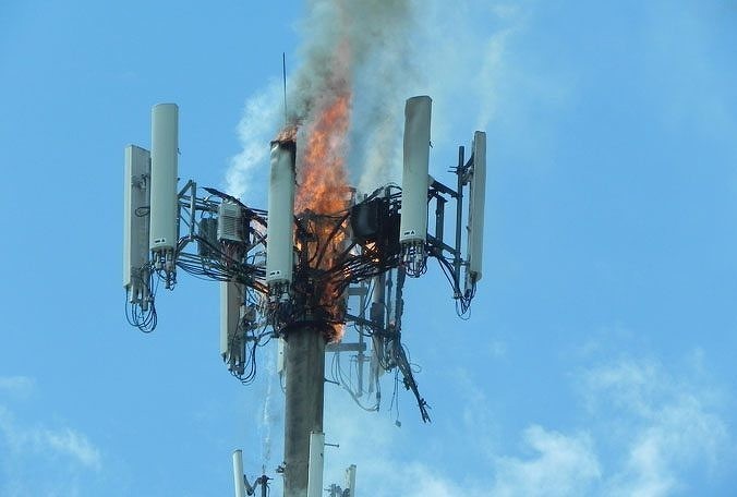 У Франції противники 5G підпалили вишку: 1,5 млн людей залишилися без зв’язку