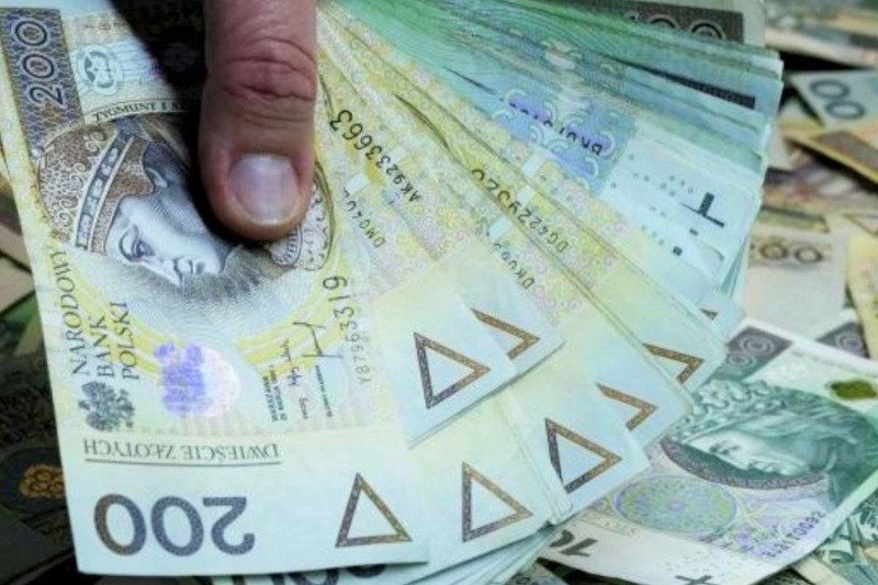 Українські урядовці озвучили коли зарплати українців будуть як у Польщі