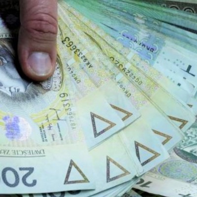 Українські урядовці озвучили коли зарплати українців будуть як у Польщі