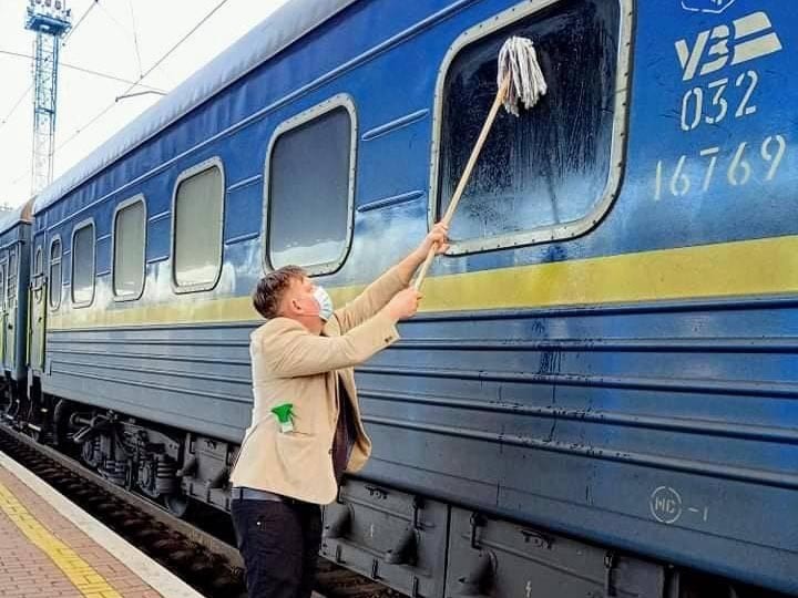 Обурений брудом датчанин помив вікно поїзда