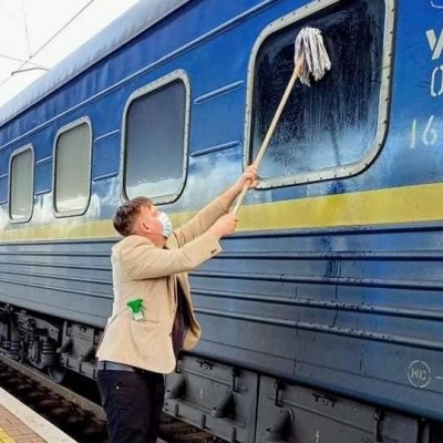 Обурений брудом датчанин помив вікно поїзда