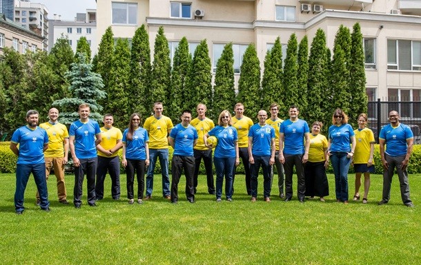 Посольство США взяло участь у скандалі з формою (+ВІДЕО)