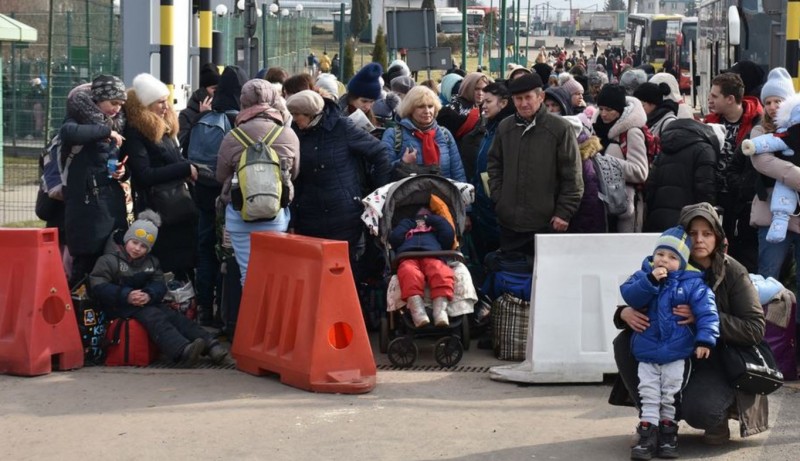 Тимчасовий захист для українців за кордоном чи статус біженця: що краще