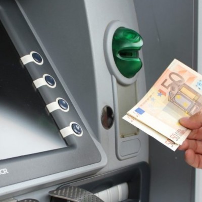 ПриватБанк зняв обмеження на оплату картками за кордоном у будь-якій валюті