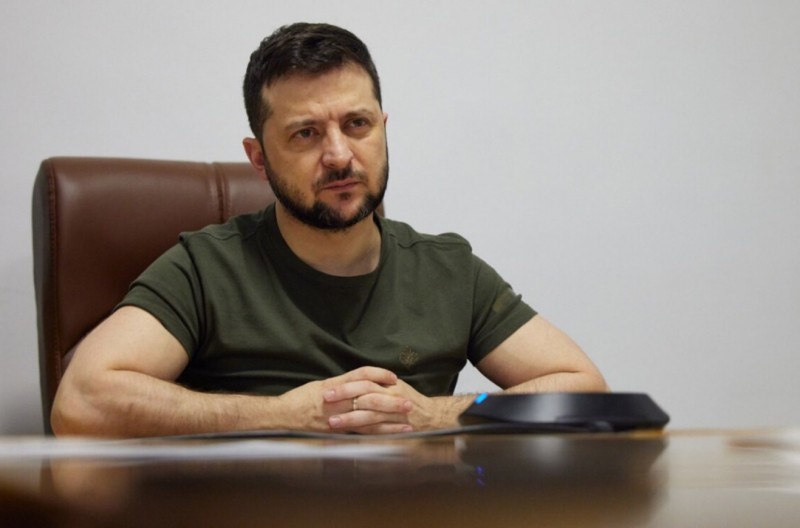Виїзд чоловіків за кордон: Зеленський відповів на петицію щодо скасування заборони