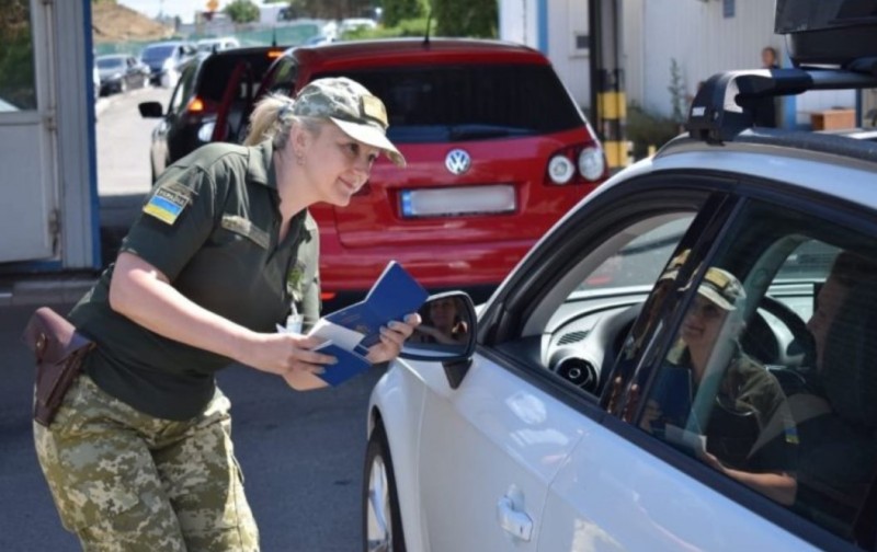 Основні фейки про виїзд за кордон на автомобілі