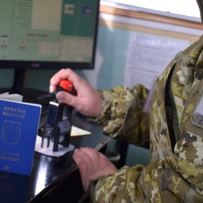 Кого пускають? Перетин кордону під час воєнного стану для чоловіків.