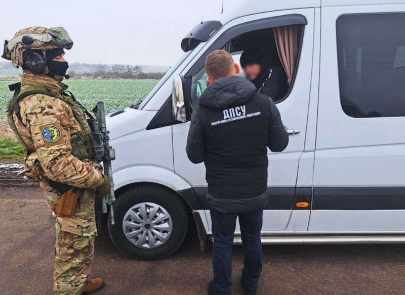 Чоловіків повертатимуть з-за кордону. Нові правила військового обліку.