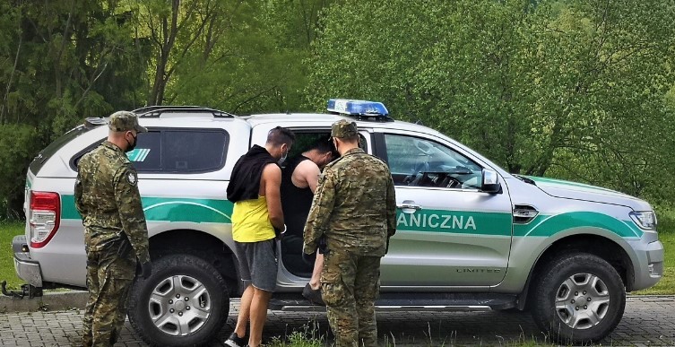 Польські прикордонники затримали 4-х україських перевізників за перевезення нелегальних мігрантів