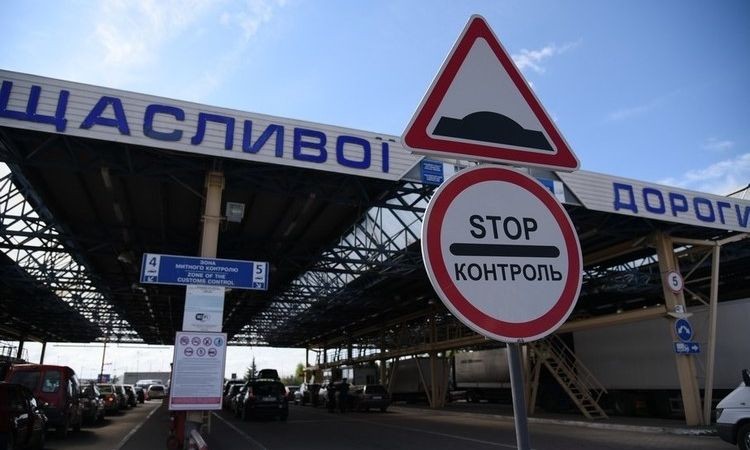 Суд звільнив від покарання водіїв, які перевозили ухилянтів за кордон