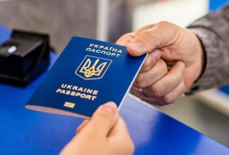 Зміни умов оформлення паспорта для українців за кордоном. Що нового?