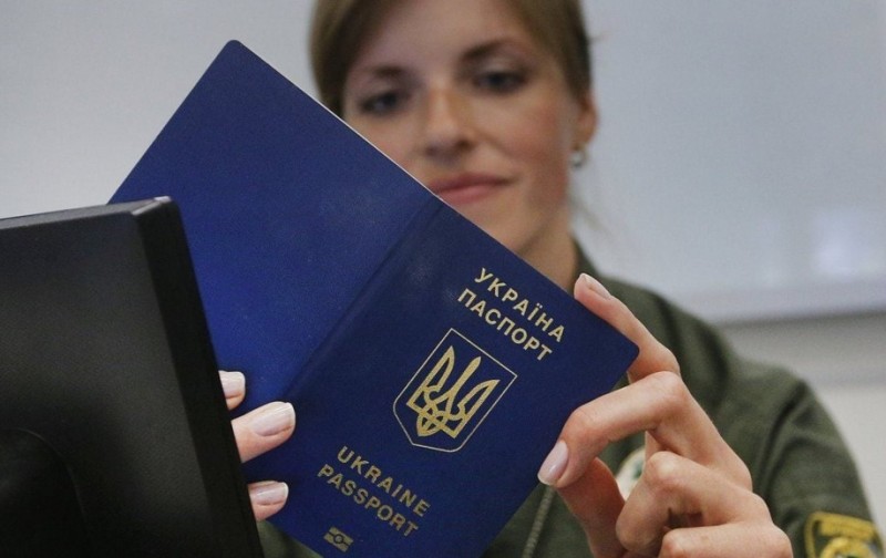 Чи може виїхати за кордон чоловік, якщо в жінки є група інвалідності