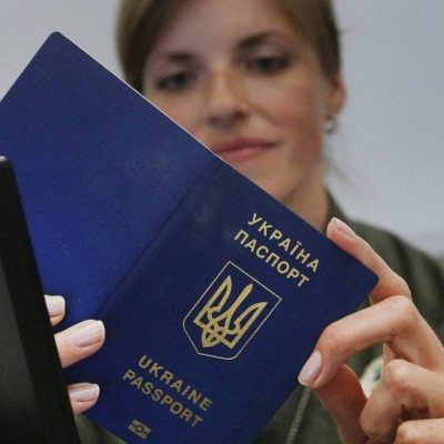 Чи може виїхати за кордон чоловік, якщо в жінки є група інвалідності